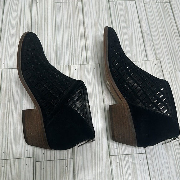 Vince Camuto Black Shoes Perforated Upper Leather Zip Ankle Booties Suede Size 6 - Picture 7 of 11